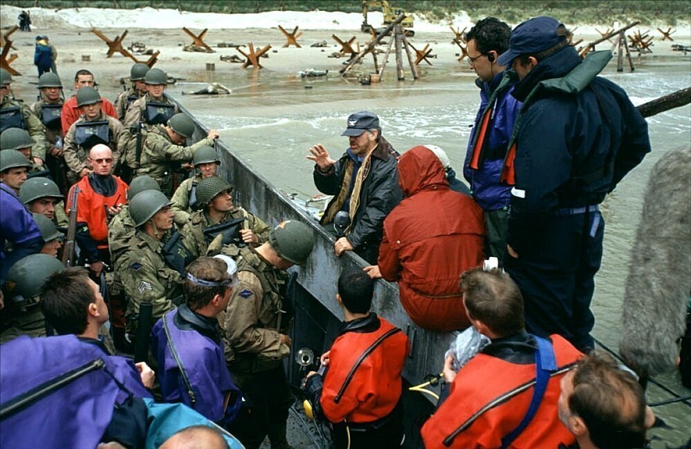 День д 13. Стивен Спилберг на съемках «спасти́ рядово́го Ра́йана». Спасти рядового Райана Спилберг. Спасти рядового Райана (Стивен Спилберг) кадры. Спасти рядового Райана фильм 1998 Спилберг на съемках.