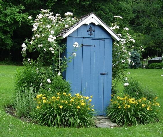 Домик неизвестного архитектора по новым правилам должен находится чуть ли не посередине сада