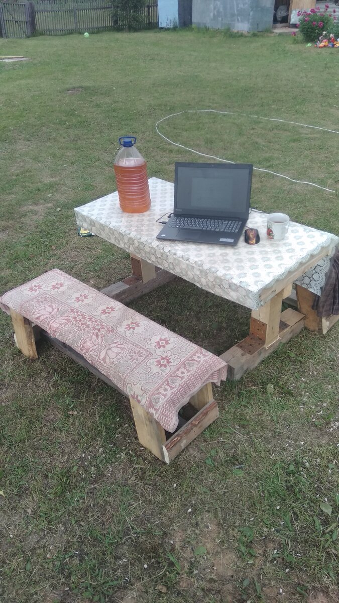 Такой вот стол со скамейками сделал из обрезков, оставшихся после расширения дачного дома на участке.