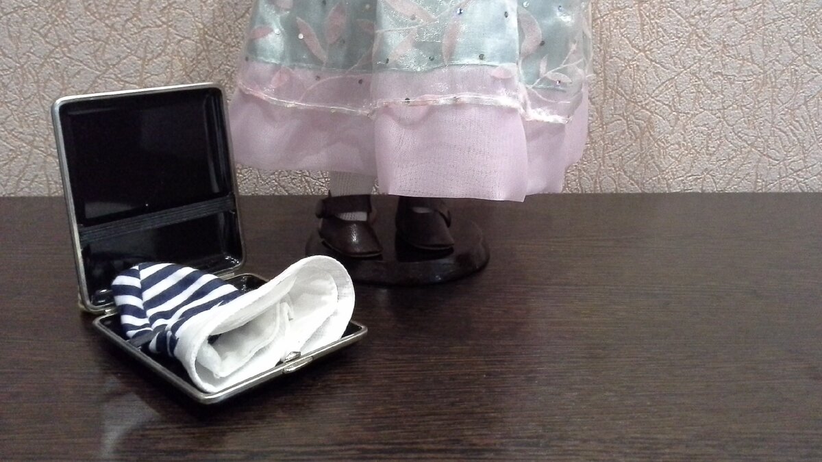 Вот так я мечтала складывать в него куклину одёжку.
