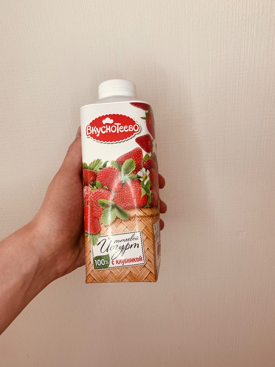 Питьевой клубничный йогурт «ВкусноТеево»