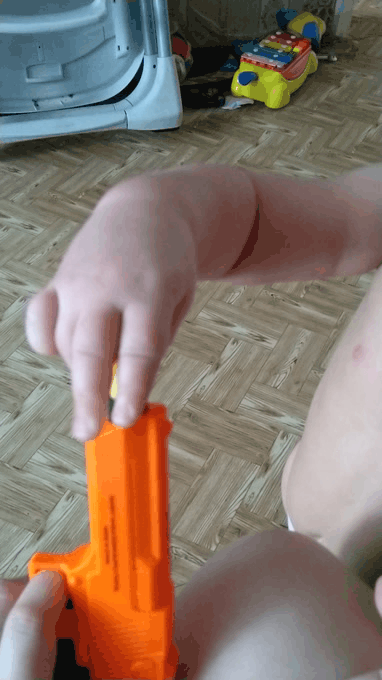 Играем с пистолетиком.