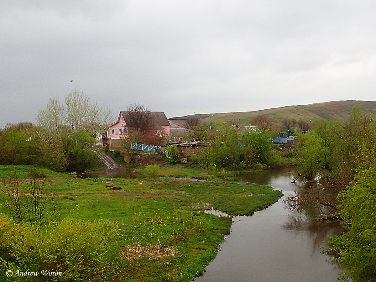 Вид на жилые дома и реку Кундрючья с моста
