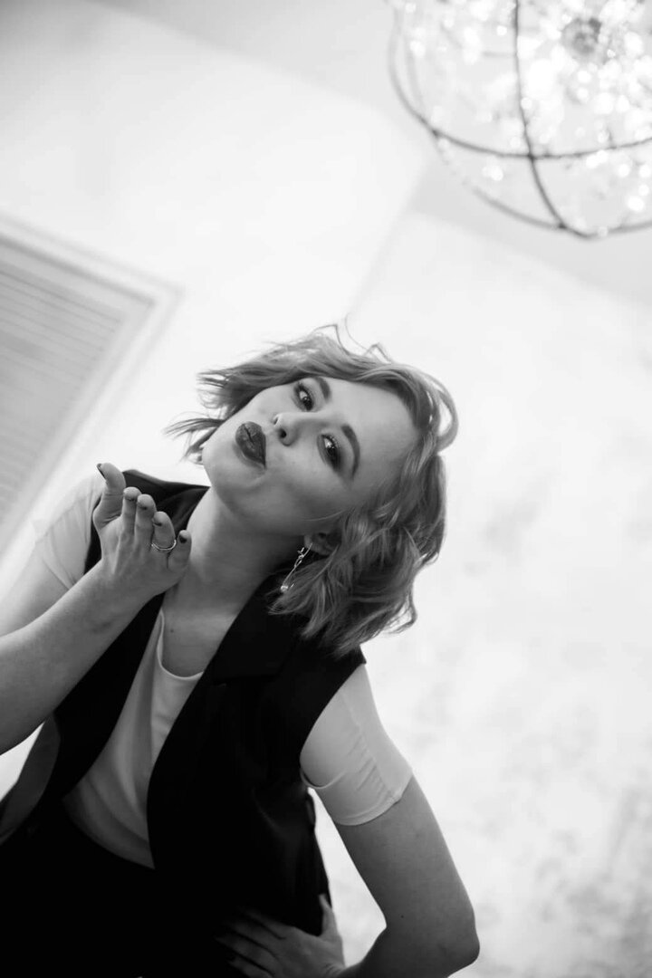 Я часто предавалась утехам и стихам
 И часто придавала значение словам  
Так часто предавали, кто ближе был родных 
Слова одни зияли, как раны после мин.  
