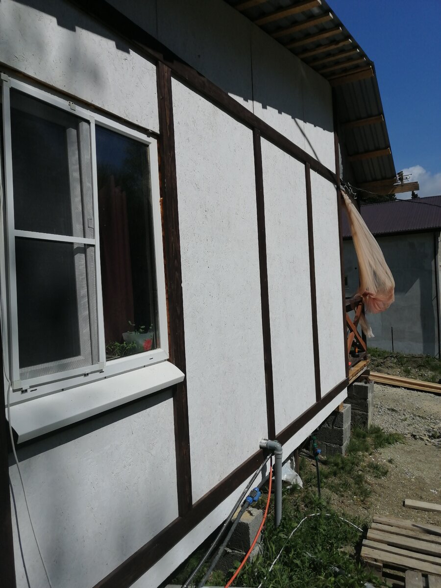 В процессе наружней отделки. 