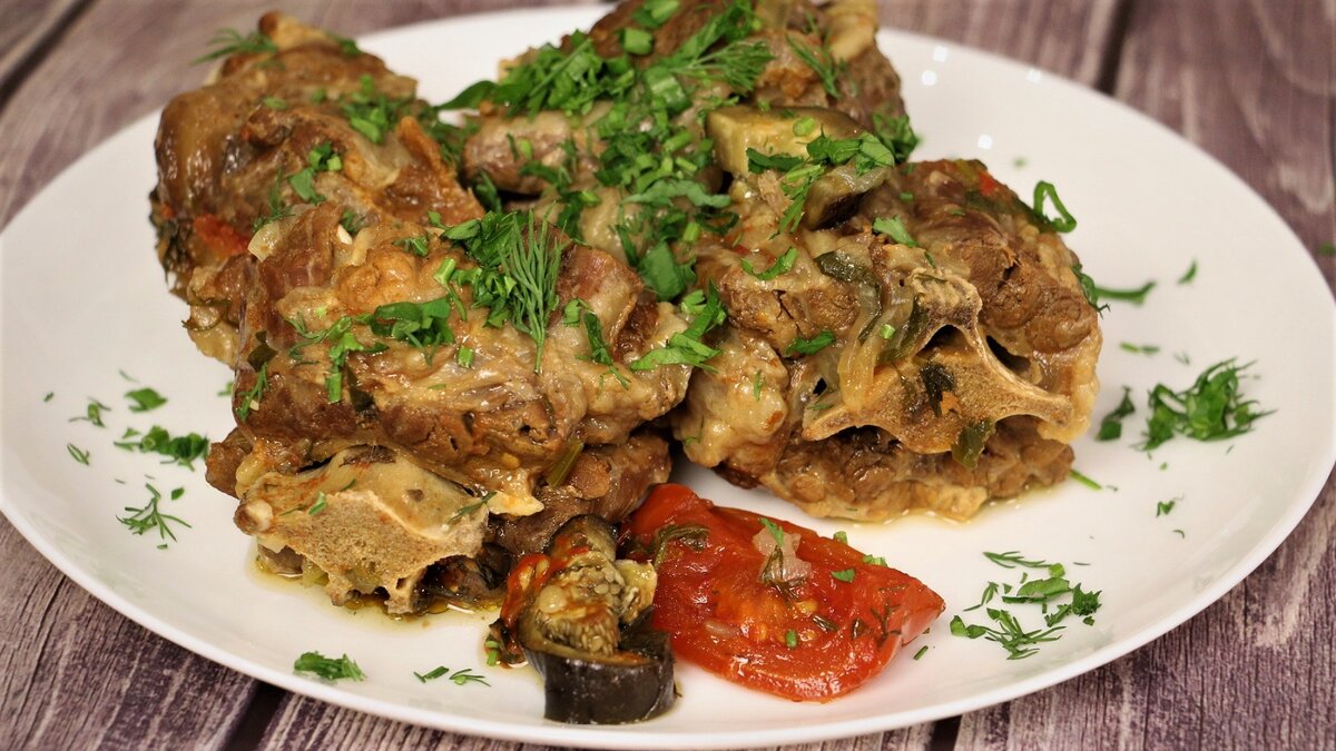 Говяжьи хвосты не так часто используют при готовке. Это все потому, что мало кто знает, насколько вкусными бывают блюда из такого необычного продукта.Блюдо получается очень вкусное, сытное, полезное и простое в приготовлении.