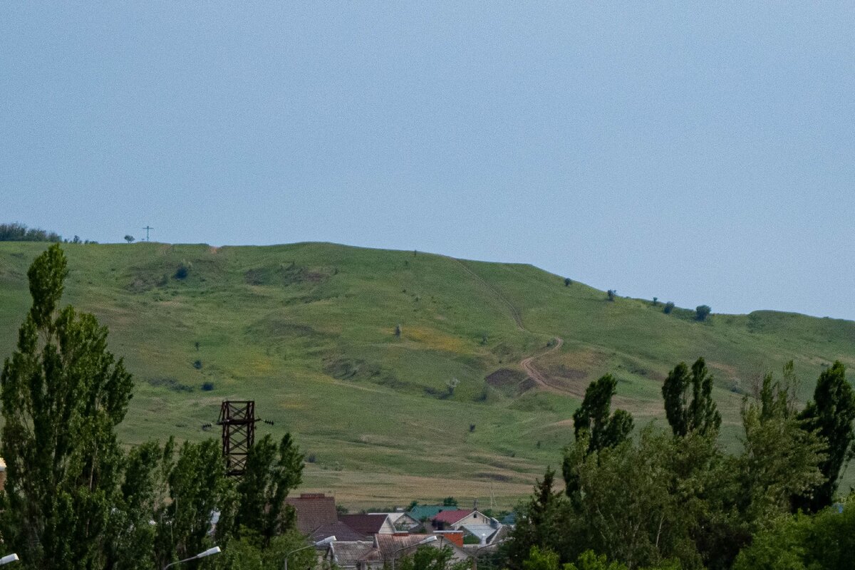 Тропинку по которой поднимался и спускался видно в центе