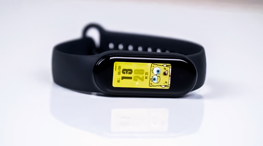 Xiaomi Mi Band 5 c одним из анимированных циферблатов