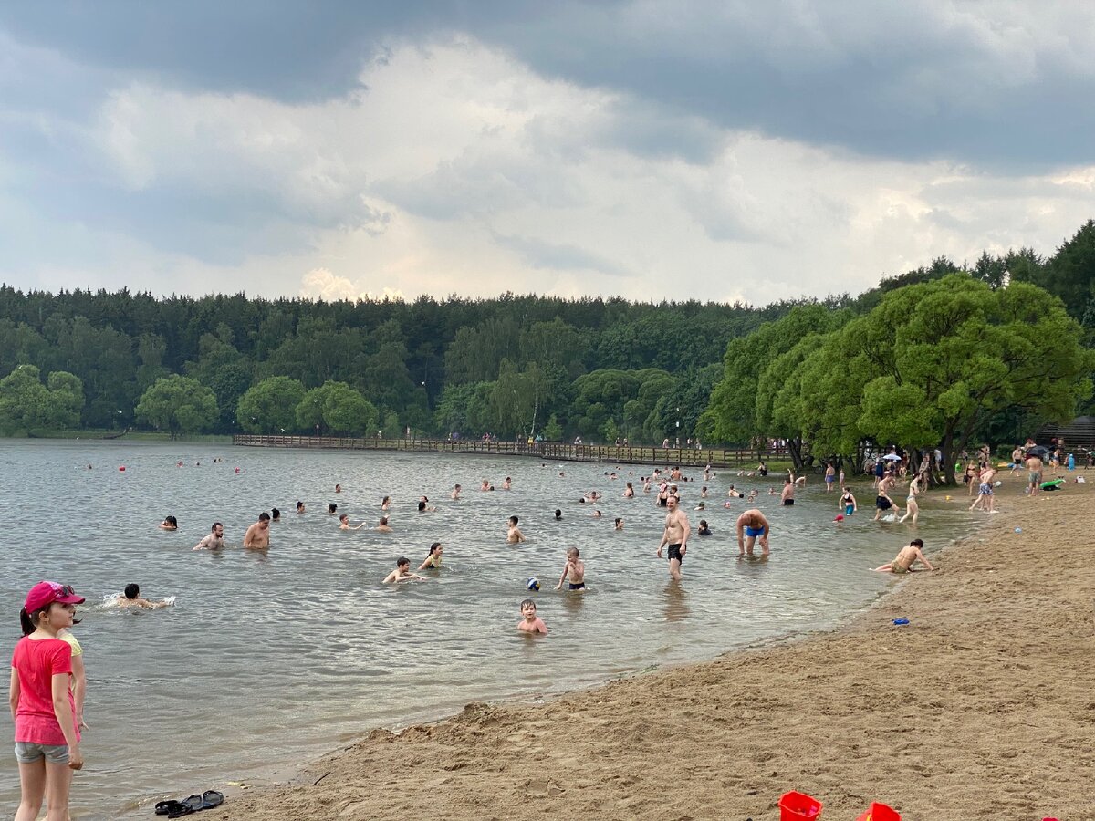 Вода в мещерских озерах. Мещерский пруд пляж. Мещерское озеро пляж. Пляж Солнцево Мещерский пруд. Мещерский пляж в Москве.