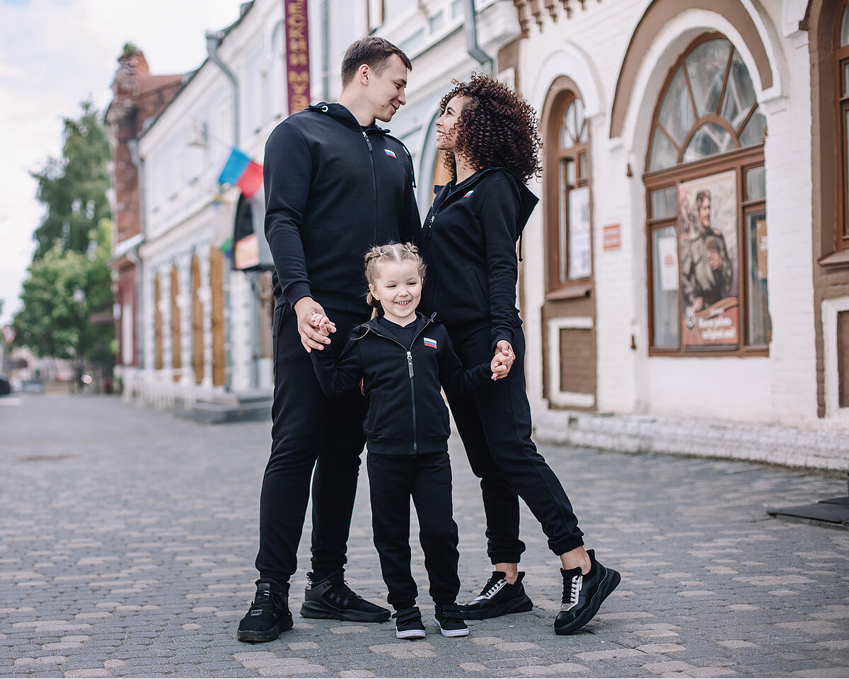 Family photo look. Семейная одежда. Фотосессия в стиле Фэмили лук. Фотосессия семьи в черном. Костюмы для всей семьи.