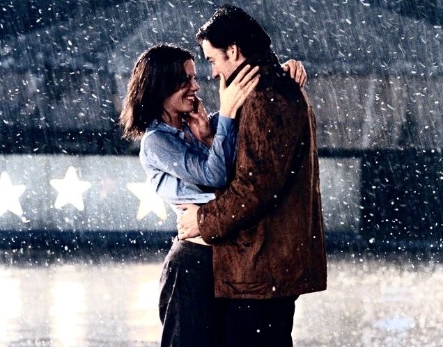 10. Интуиция 2002. Одним из самых романтичных и трогательных фильмов, конечно же, является фильм Интуиция. Встретившись в новогоднюю, суматошную ночь, двое незнакомых человека обнаруживают, что их тянет друг к другу.