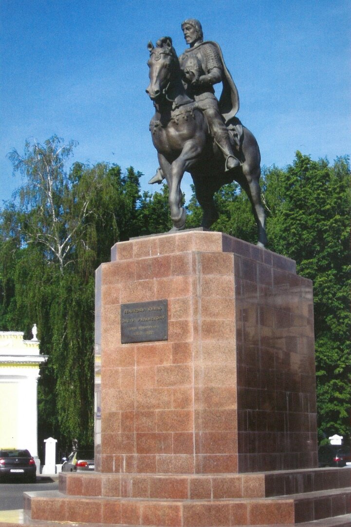 Статуи князей. Памятник князю Олегу Рязанскому Рязань. Памятник великому князю Олегу Рязанскому. Памятник князю Олегу в Рязани. Памятник Олегу Ивановичу Рязанскому.