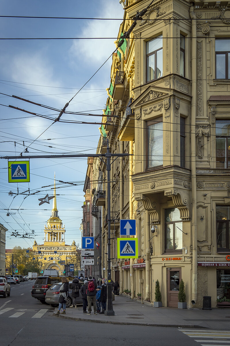 Перекрёсток Гороховой и Малой Морской улиц. Угловое здание. Доходный дом Гиллерме-Ротина. Фото: В.Кононов.
