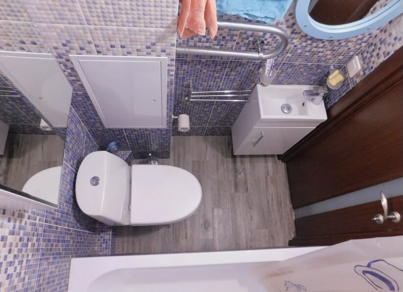 Фото моей малюсенькой ванной комнаты - с нужного ракурса видно все и помещение кажется просторным и вместительным 