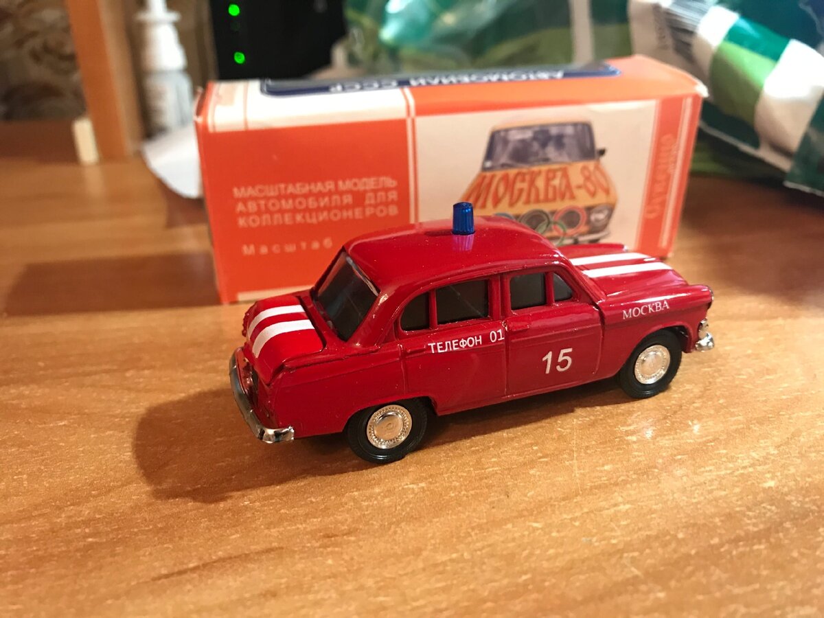 Приобретенный Москвич имеет ряд особенностей, обратите внимание на тампы полос, разницу в цветах деталей и коробку.