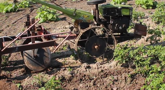 Мотоблок с окучниками.