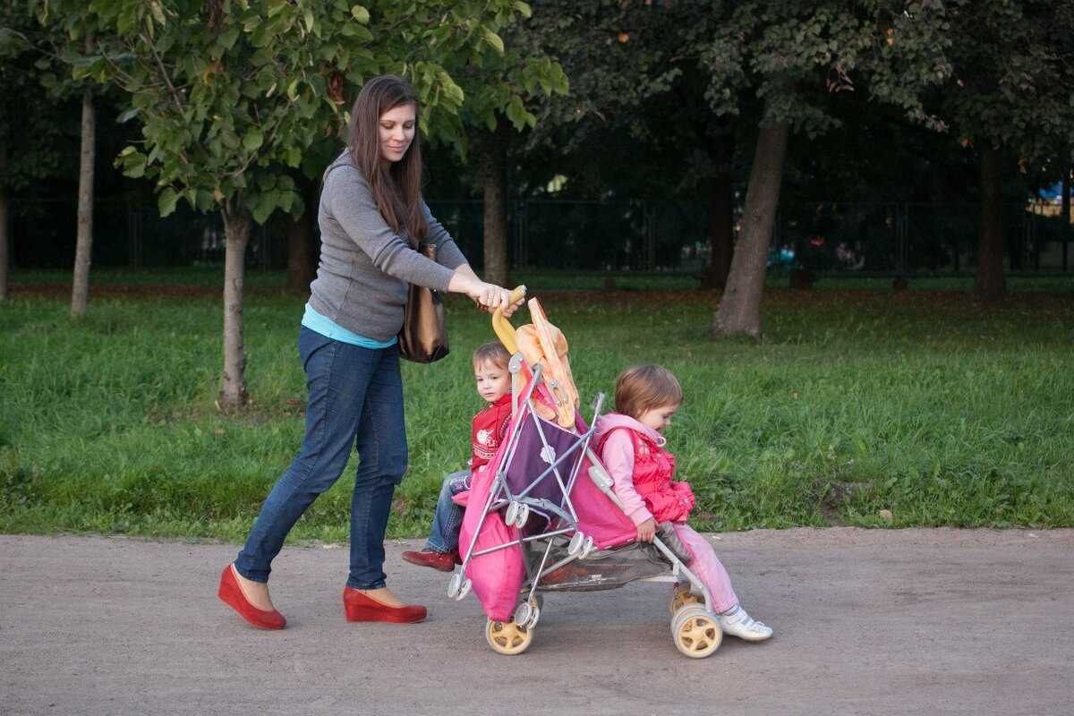 Когда сначала в коляске ехала одна, а вторая гуляла сама. Как вдруг началась дележка.... Хорошо, что коляска-трость попалась на редкость удобная, одна- на сиденье, другая на откинутой спинке.
