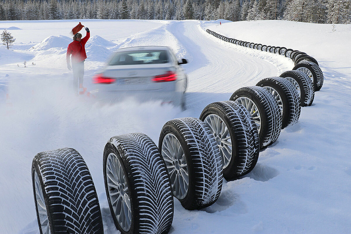 Летом на зимней резине с шипами. Зимние колеса. Покрышка автомобильная. Резина. Зимняя шина для автомобиля.
