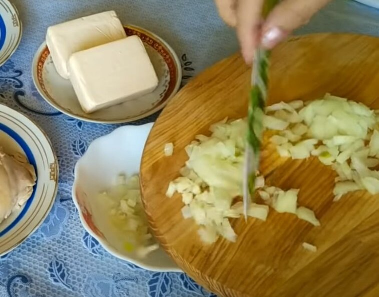 Нарезаем лук