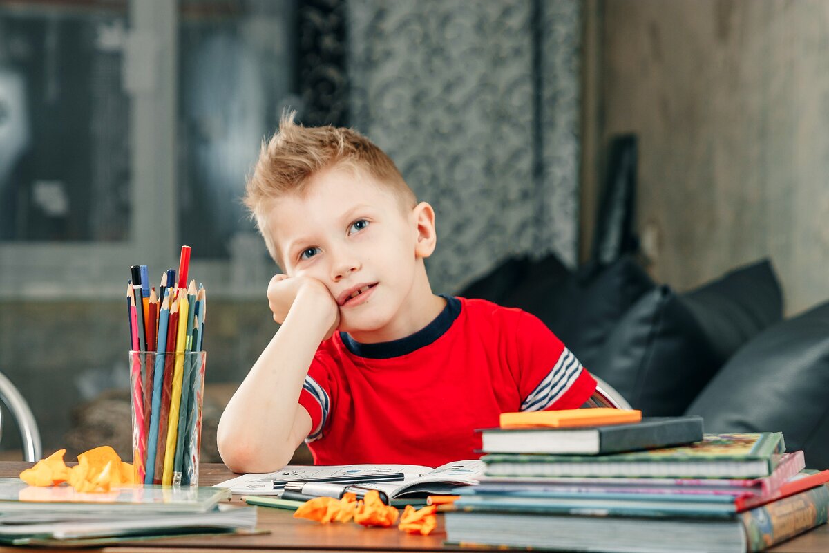 Учащийся ли. Каникулы! А ваш ребенок скучает дома. The boy is bored. Sad and bored photographer Kids. Ребёнок всёвремя скучает что делать