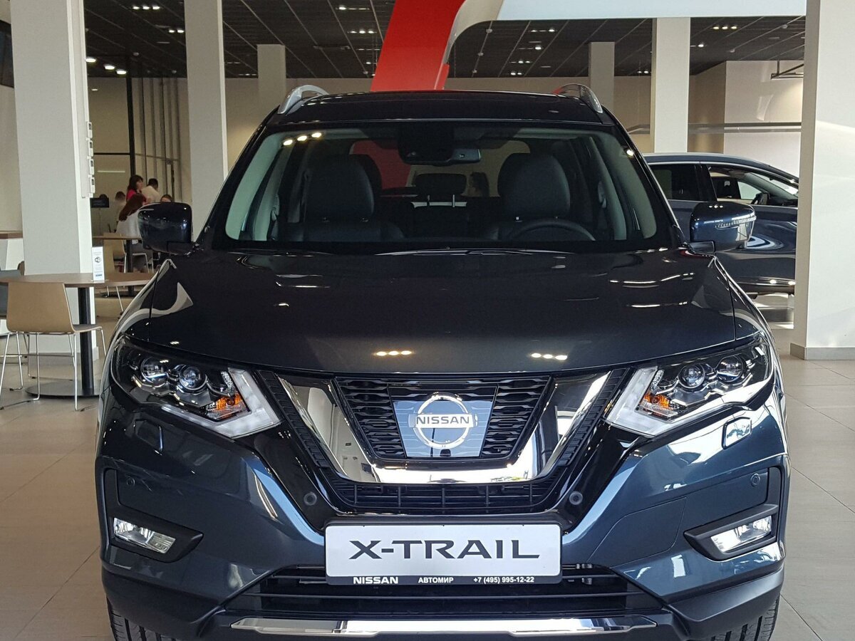 Nissan X-Trail в шоу-руме официального дилера Автомир