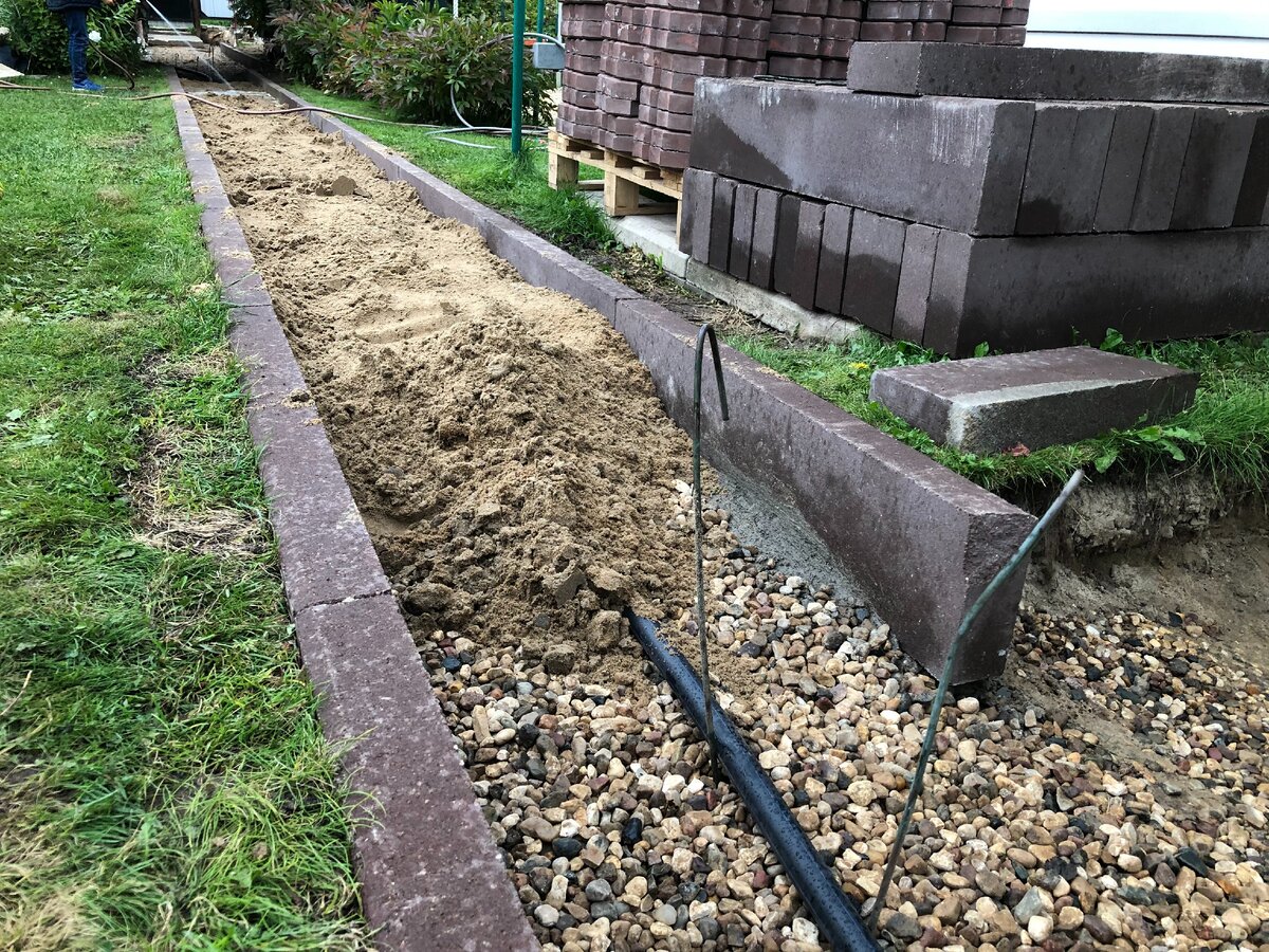 Электрический кабель проложили не просто под плиткой, а еще и под песком. Это правильно. Так будет надежнее. Фото автора 