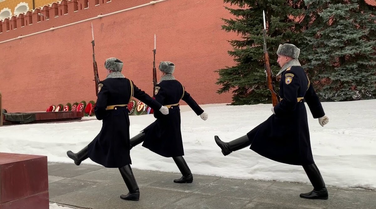 Смена караула москва красная площадь расписание. Почетный караул у мавзолея Ленина. Смена почетного караула у вечного огня в Москве. Мамаев Курган караул у вечного огня. Почётный караул у вечного огня в Москве зимой.