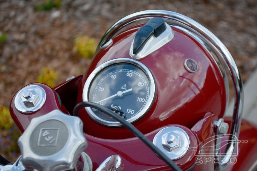 ИФА 350 внешне похож на классические мотоциклы тридцатых годов, но появился он уже после Второй мировой, на территории ГДР.-2-2