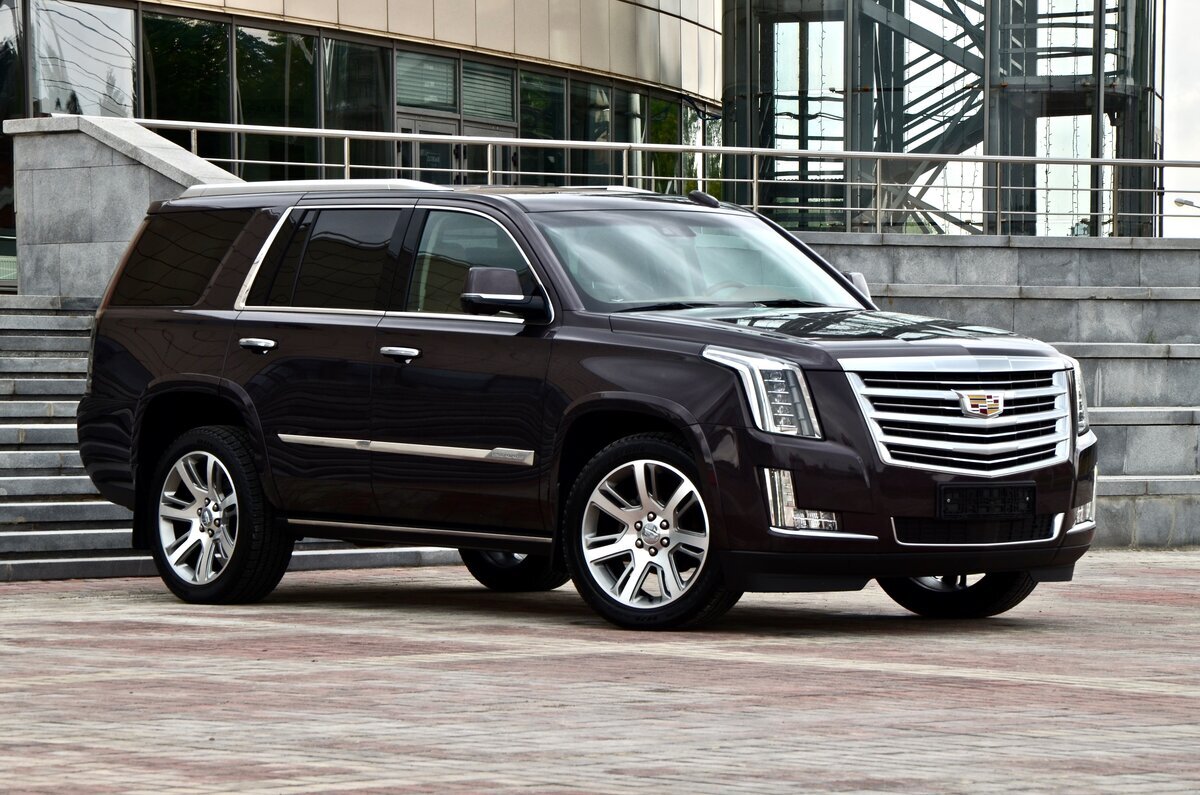 Cadillac Escalade IV — американский внедорожник J-класса. В максимальной комплектации под капотом работает бензиновый двигатель объёмом 6,2 литра мощностью 426 лошадиных сил, а в паре с ним и полный привод. Разгон до 100 км/ч занимает 6,5 секунды, а максимальная скорость такой модели — 240 км/ч. Масса транспортного средства — 2,6 тонны