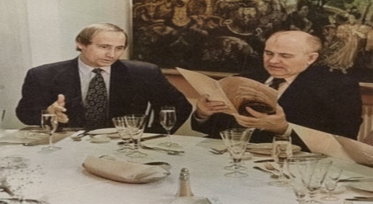 Путин и Горбачев в петербургском ресторане "Невский палас" в 1994 году.