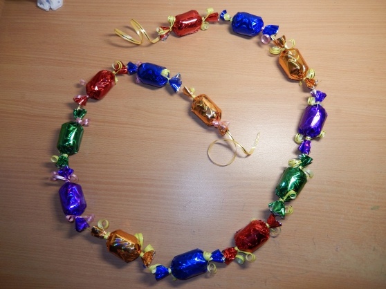 Такая гирлянда вряд ли долго продержится в доме сладкоежки) Источник фото: Яндекс.Картинки