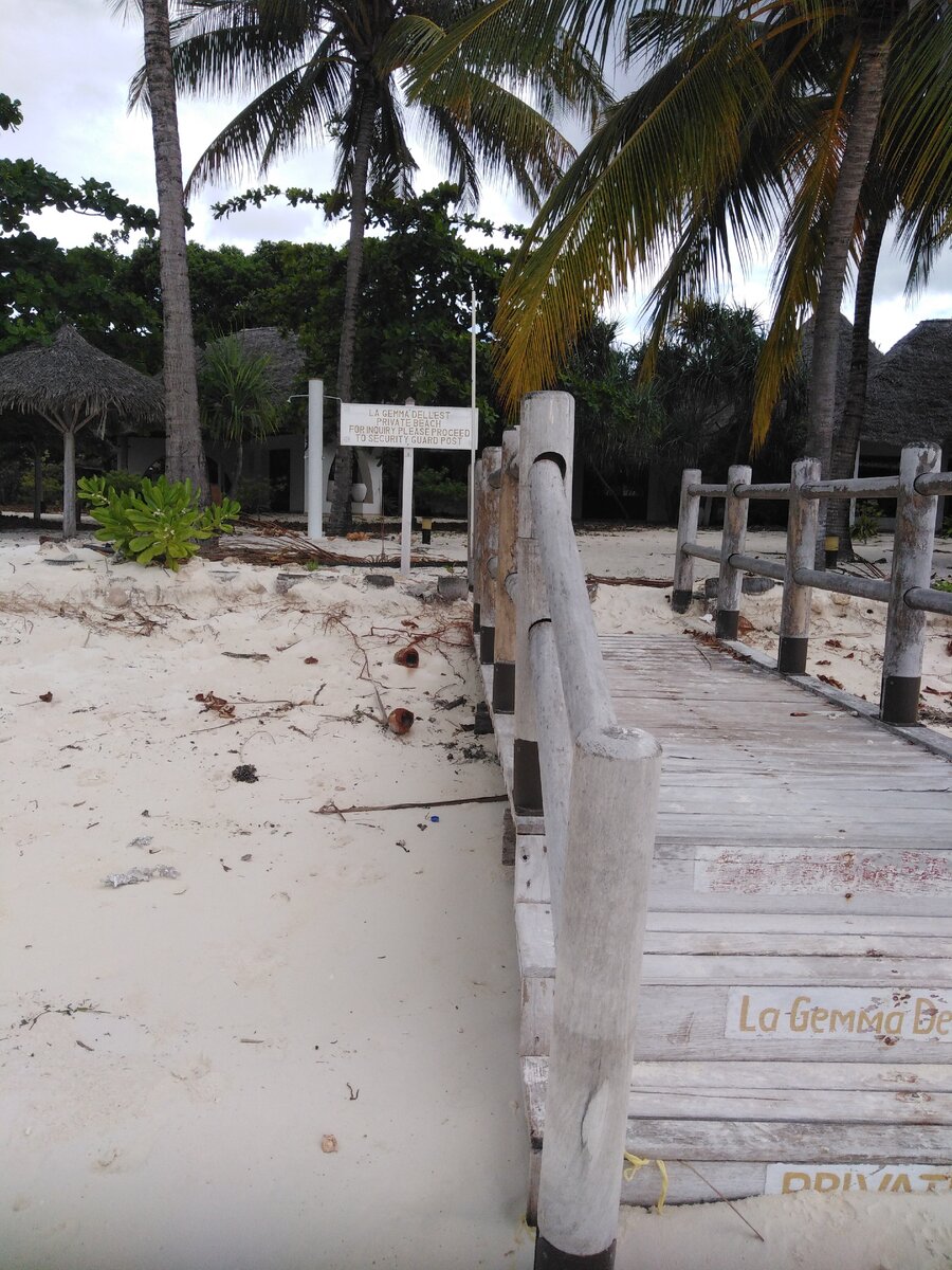 вход в пляжную зону отеля