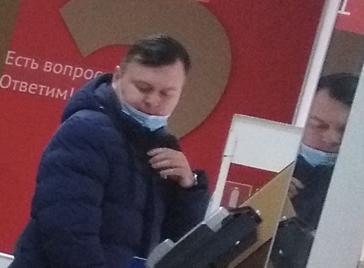 Фото сделано в МФЦ. Маска надета неверно