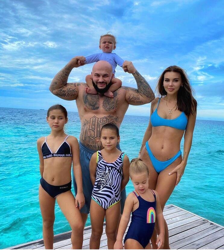 Оксана Самойлова с мужем Джиганом и детьми