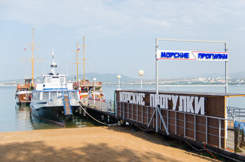 Рыбачим в открытом море. С борта судна. В Геленджике!