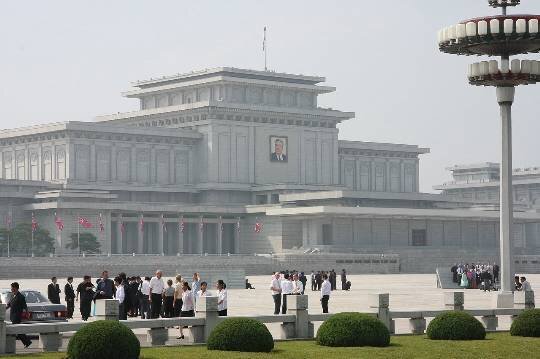 Как купить тур он-лайн дешевле
Кымсусанский мемориальный дворец Солнца – мавзолей-усыпальница Ким Ир Сена и Ким Чен Ира. А до того, как стать мавзолеем, дворец служил резиденцией для Ким Ир Сена.