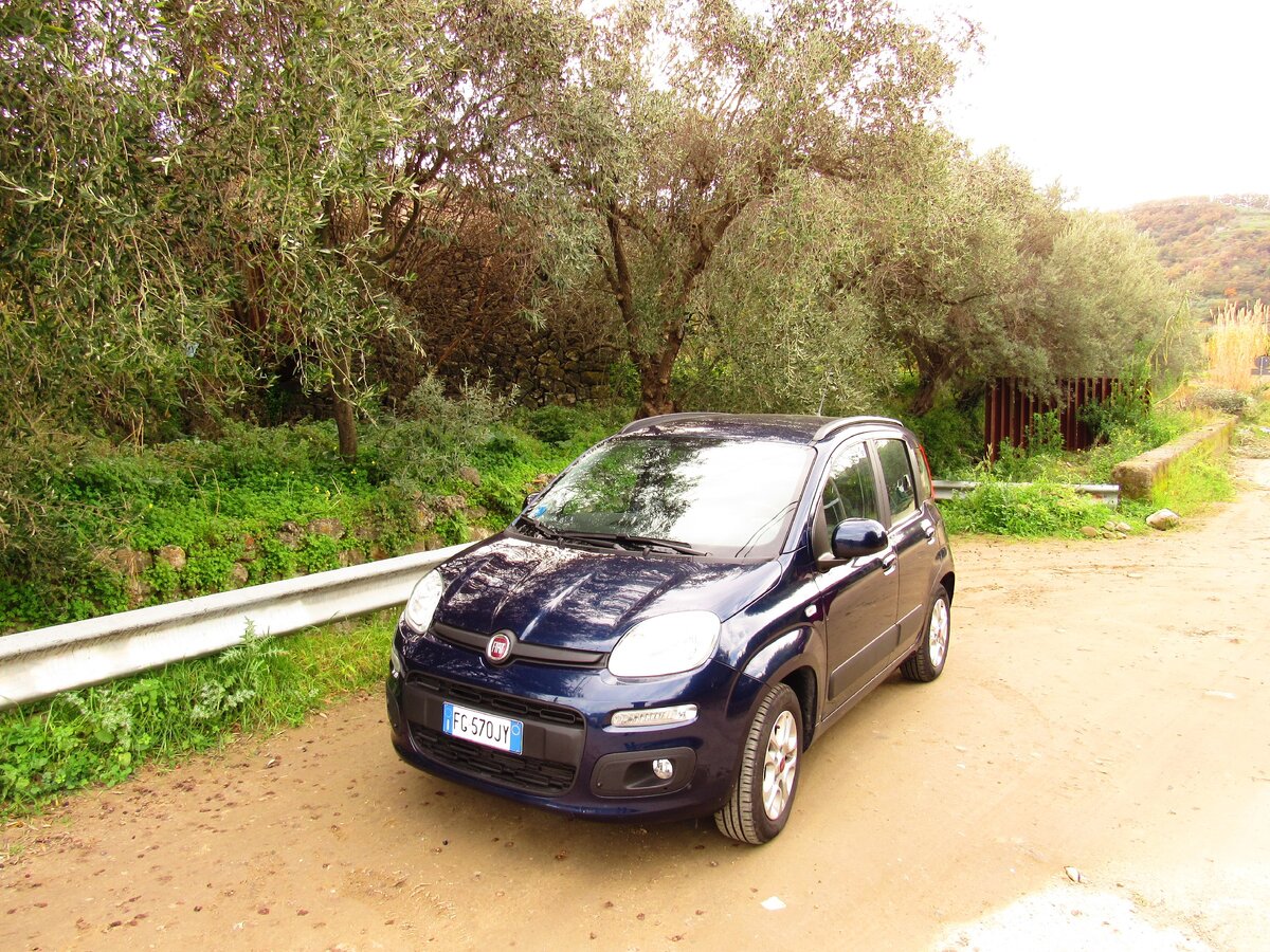 Здесь и далее в этом посте фото мои. Наша машинка по Сицилии, рент-каровская