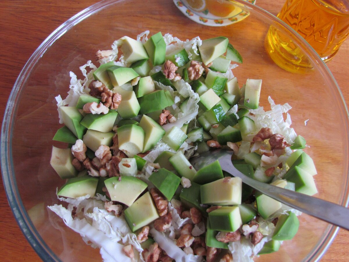 Салат с пекинской капустой и грецкими орехами