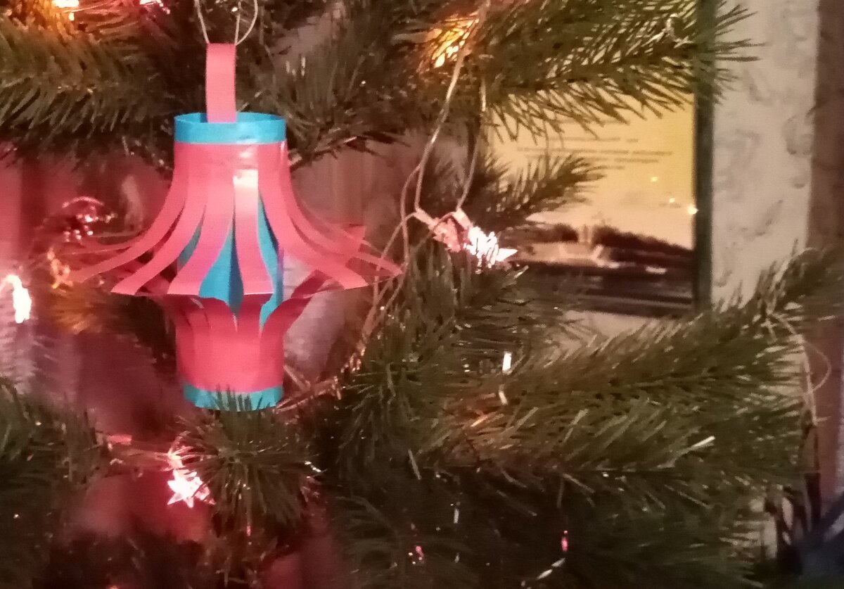 Ёлочный фонарик из цветной бумаги. Фото сообщества "Архивы Енота Бакунина"