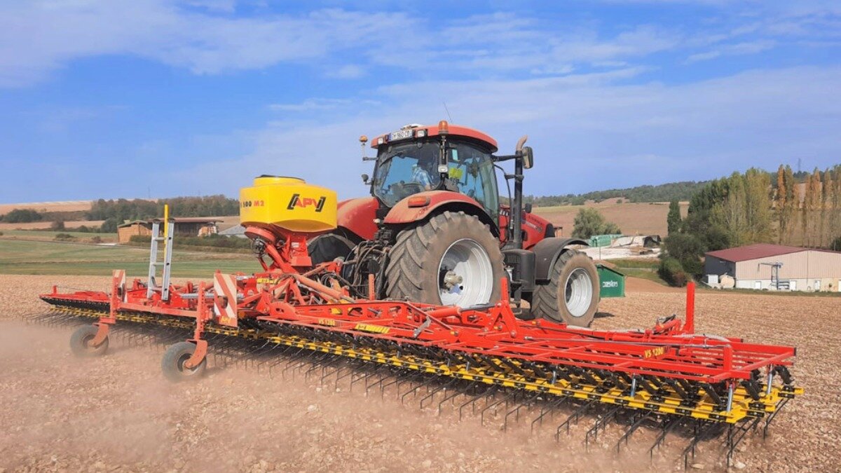Фото: Портал farm-connexion.com Пневматическая сеялка APV PS 500 для зубчатых борон