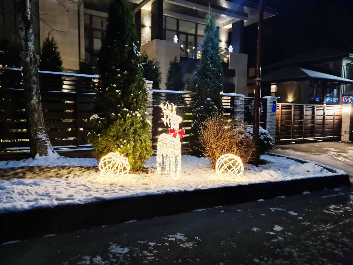 Знаете , какие фигуры входят в топ заказываемых на Новый год? 💫
Да, это олени - неотъемлемый символ Нового года и Рождества 🤩
Светящиеся фигурки буквально притягивают к себе взгляд и создают особое праздничное настроение 🥳
Часто их используют для украшения загородных участков  🏠, территории отеля ! 
А также если вы хотите привлечь внимание к своему ресторану или салону красоты - олени справятся с этим 💥
Можно их использовать как самостоятельные фигуры, а можно создать композицию с другими элементами 😌🌟
Фигуры лёгкие, украшены безопасной гирляндой, созданы специально для улицы и для нашей Московской погоды 🔥
Хотите создать новогоднюю атмосферу? 
Мы обязательно в этом поможем 👌
✅Быстро 
✅Качественно
✅Безопасно 
Звоните +7 999-850-88-49📞

#новогодняяподсветка#инсталяция#заливающийсвет#освещениевмоскве#освещениефасада#москва#подмосковье#архитектурнаяподсветка#московскаобласть#свет#подсветкафасада#новыйгод#загородныйдом#архитектурноеосвещение#гирлянда#бахрома#светильники#украшениеелки#подготовкакновомугоду#москваосвещение#декоративнаяподсветка