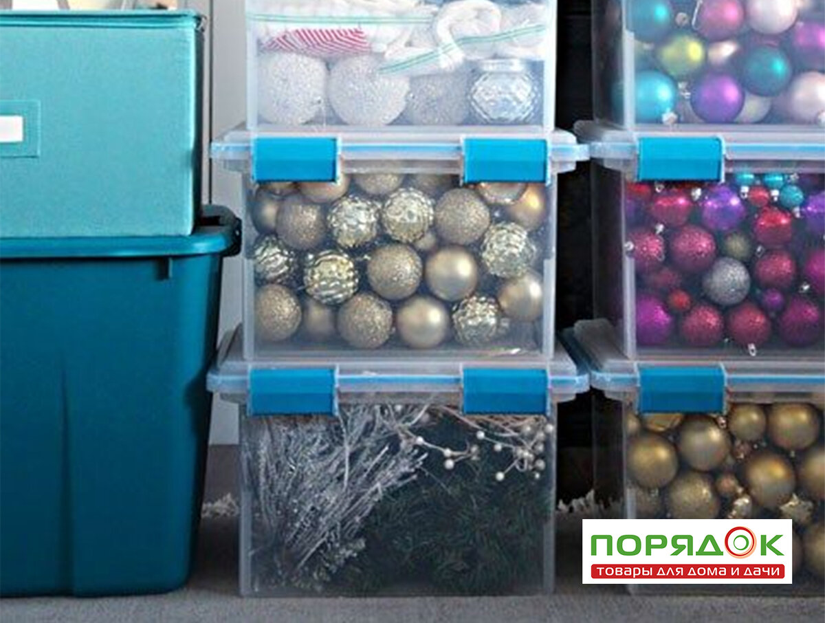 Если у вас много однотипных украшений в разной цветовой гамме, удобно скомпоновать их в прозрачные пластиковые контейнеры одного размера