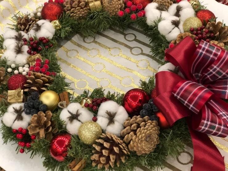 Рождественские венки можно украсить любыми материалами: дайте волю фантазии.