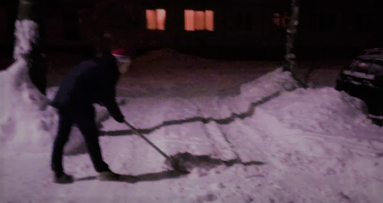 На фото мой сын, который испытывает лопату)