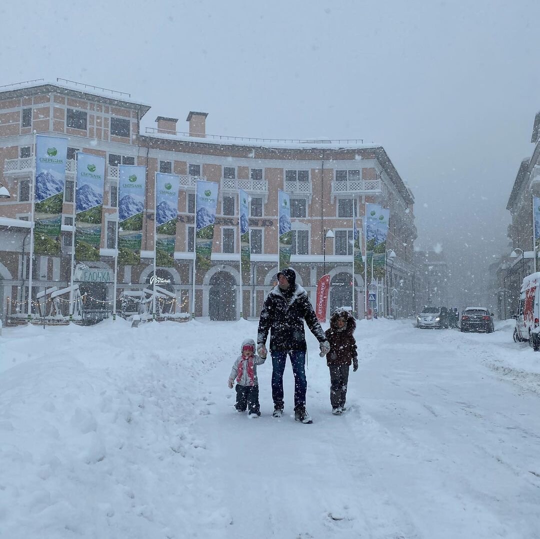 Пользуемся  редкой возможностью увидеть снег.