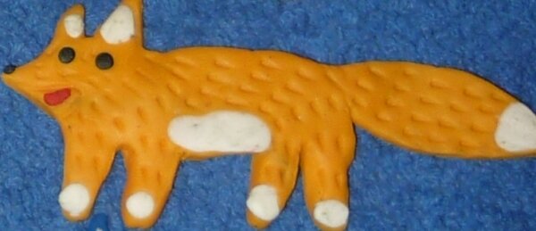 Моя лисичка-брошка из полимерной глины. И тут к месту пришлась! )