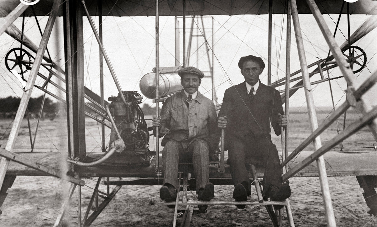 Братьев райт 1. Первый полет братьев Райт 1903. Братья Орвилл и Уилбур Райт. Братья Райт Уилбур и Орвилл самолет. Братья Райт первый самолет.
