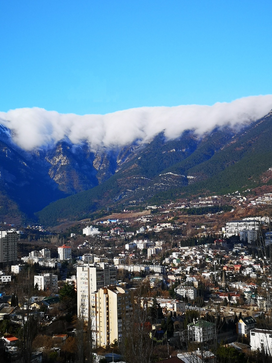 Фото из личного архива. Разнообразие строений в Ялте 