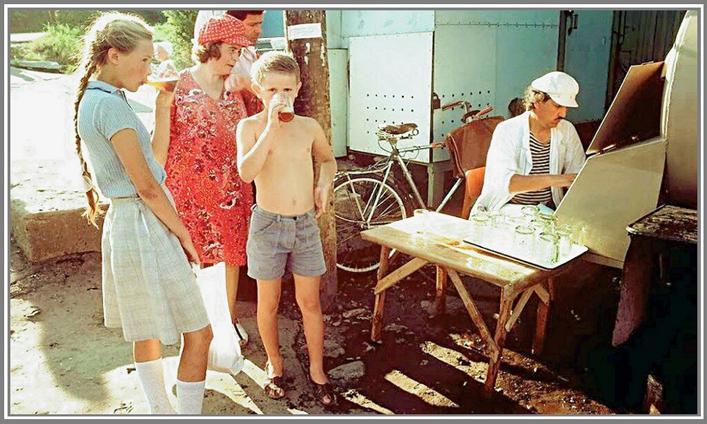 Дети пьют квас.