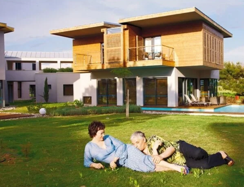 Лариса Гузеева с мужем Игорем Бухаровым во дворе своего дома в Куркино. Фото: vk.com